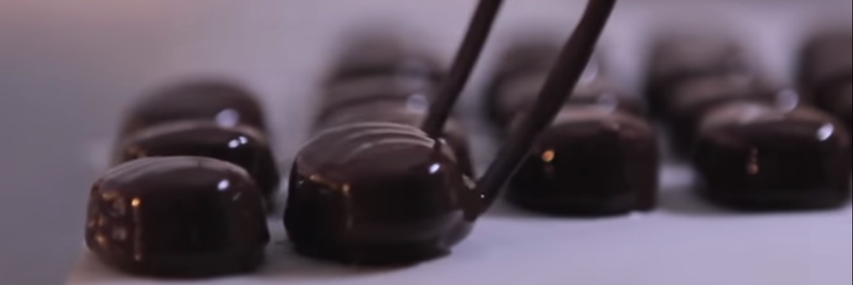 szaloncukor csokoládé bevonat villa fehér abrosz terítő asztal édesség