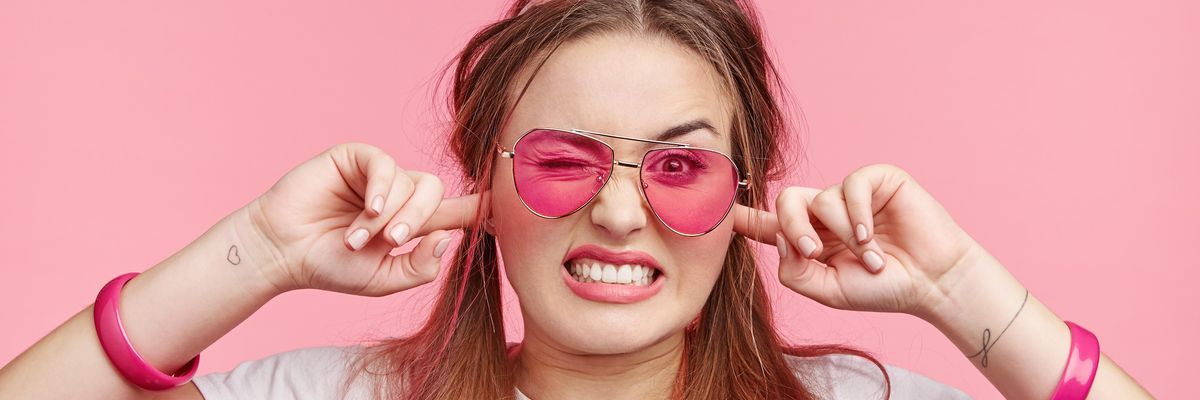szemüveges lány rózsaszínben 