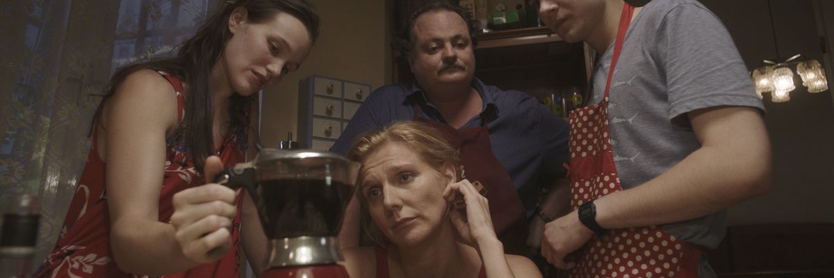 színészek jelenet hét kis véletlen mozi emberek konyhaasztal kávé játék film