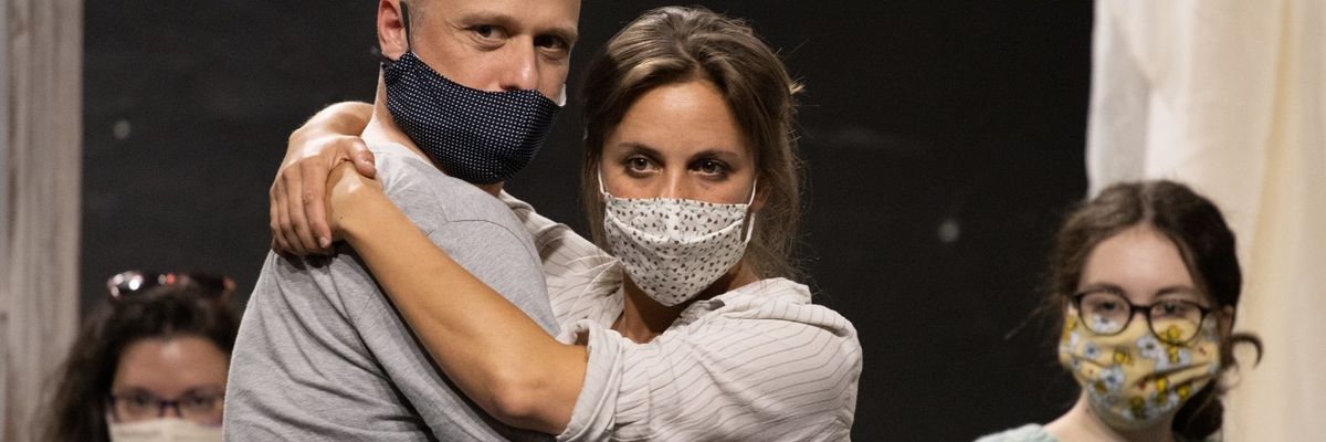 Színészek maszkban egy színházi próbán, a járvány idején