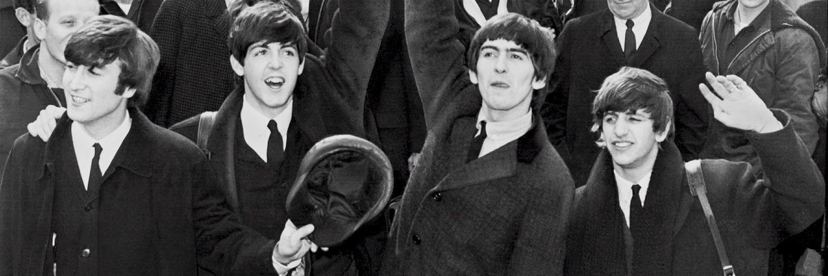 The Beatles egy koncert után integet a közönségnek