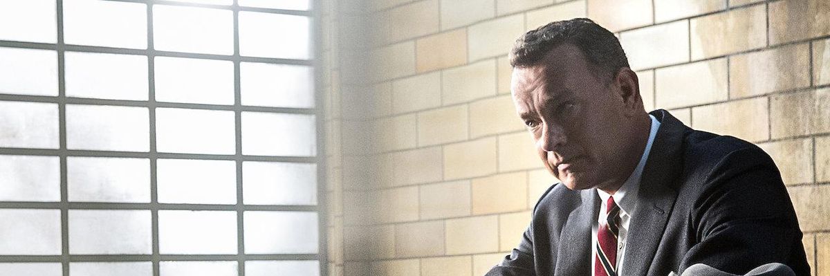 Tom Hanks a Kémek Hídja című filmben.