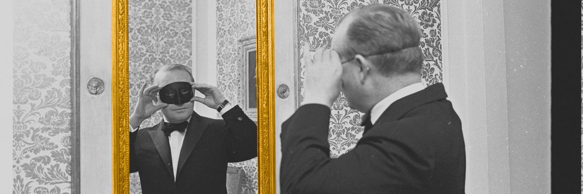 Truman Capote álarcban a tükör előtt 