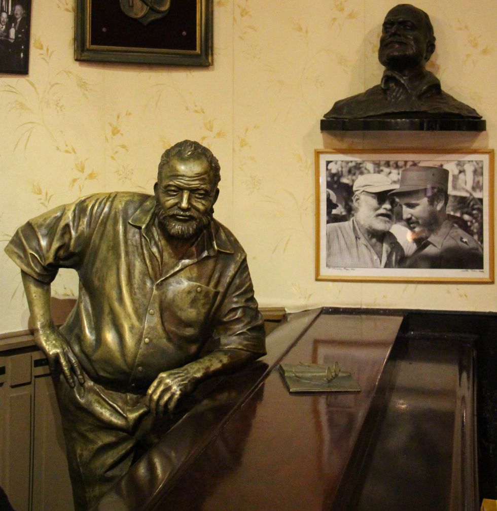 \u200bErnest Hemingway szobra a kubai Floridita b\u00e1rban