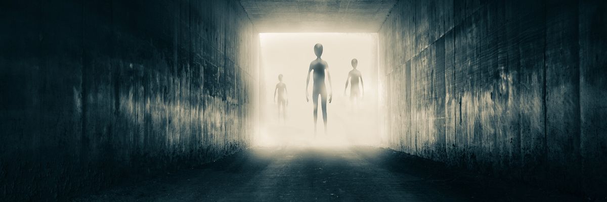 ufók földönkívüliek egy sötét alagútban kilépnek a fényből