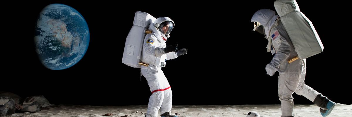 űrhajósok asztronauták hold föld űr univerzum kozmosz űrruha focilabda játék fotó