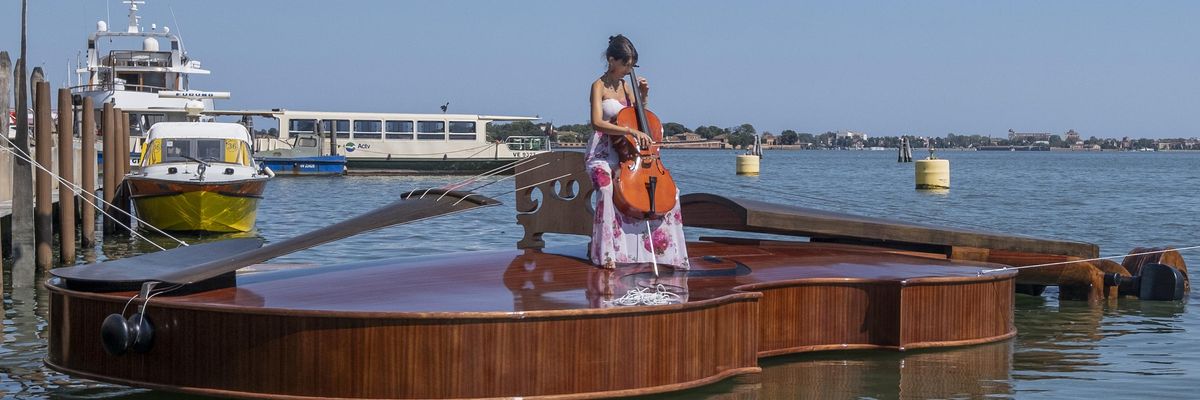 úszó hegedű Velencében  