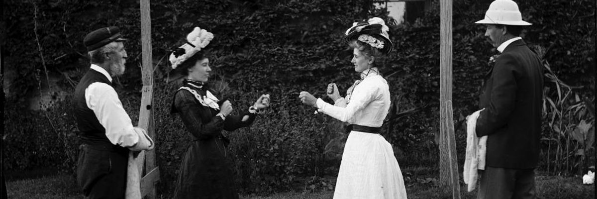 viktoriánus kor, két nő egymással szemben