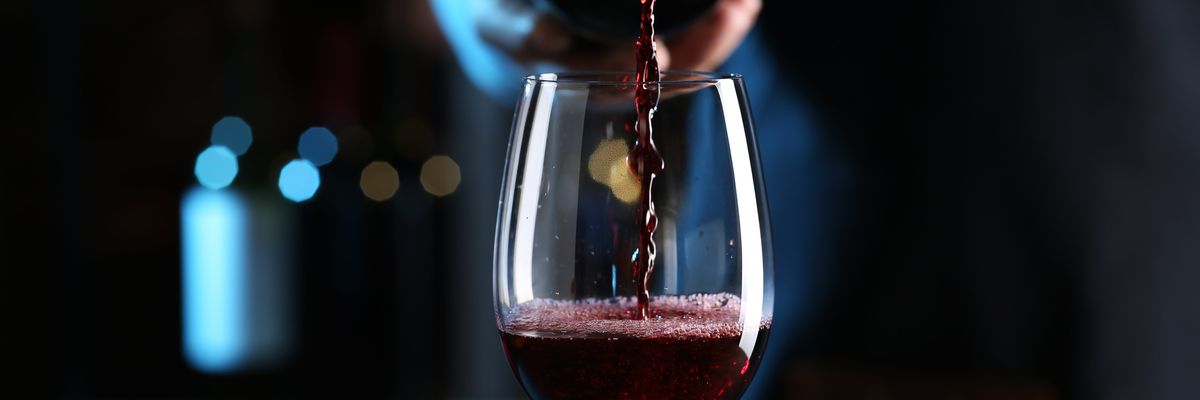 vörös bor a pohárban