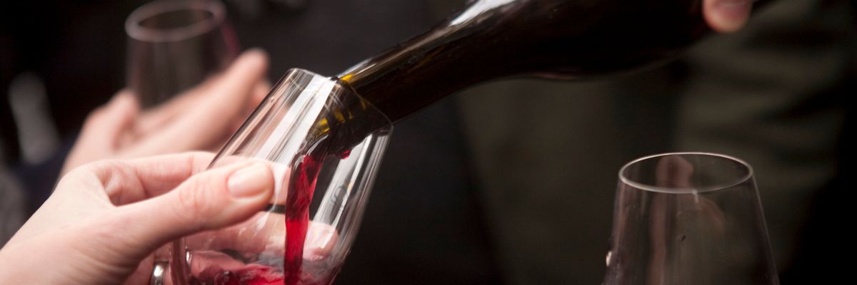 vörösbor beaujolais nouveau boros pohár önt kéz kézfej jegygyűrű