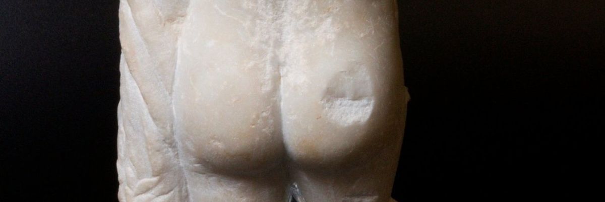 Yorkshire Múzeum ókori márványszobor hátsója