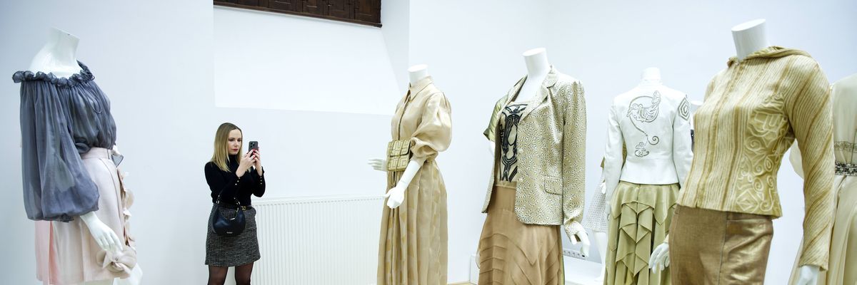 ​Zoób Kati haute couture kecskeméti kiállításának belső tere