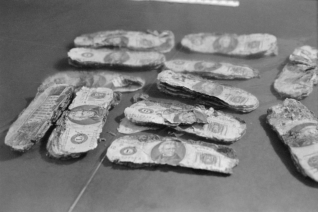 200 ezer dollárral ugrott ki egy repülőből, több mint 50 éve keresik