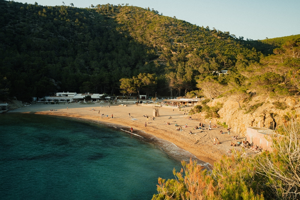 Októberben is kellemes meleg vár ezen a mediterrán szigeten, tömeg nélkül