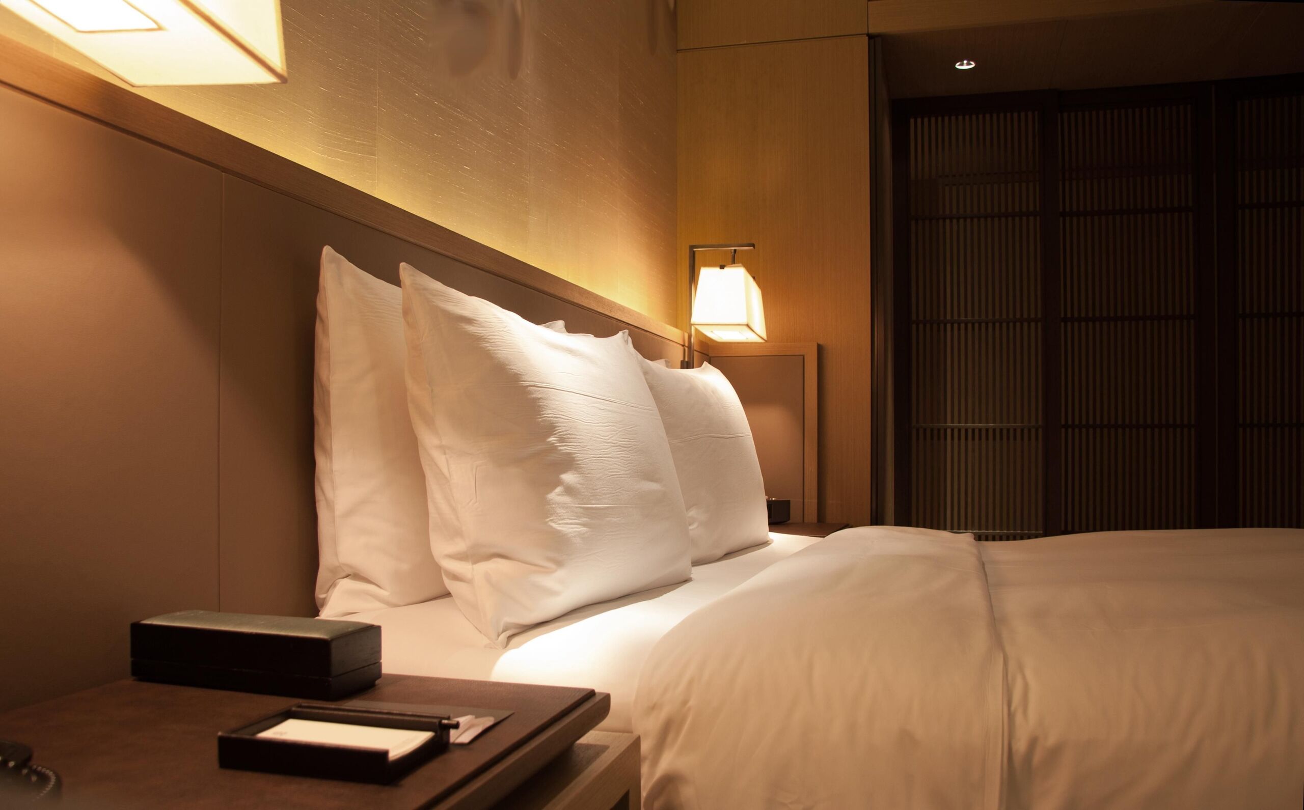 Miért kell a szállodai ágyak alatt átgurítani egy üveg vizet?