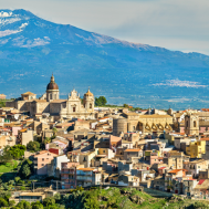 Militello in Val di Catania, Szic&iacute;lia - Leonid Andronov/Shutterstock